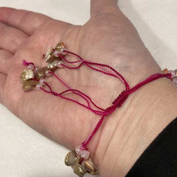 NWOT - Fuschia Pink Seashell Beaded Bracelet With Triple Adjustable String Cord - Picture 9 of 11